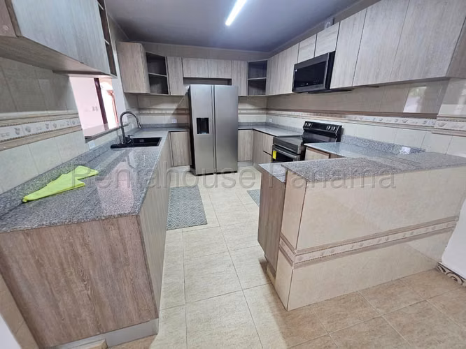 Vendo Casa de 250 m² en Villa las Acacias, Don Bosco 26-9077GG