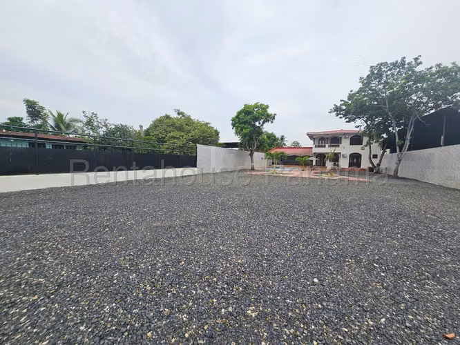 Vendo Casa de 250 m² en Villa las Acacias, Don Bosco 26-9077GG