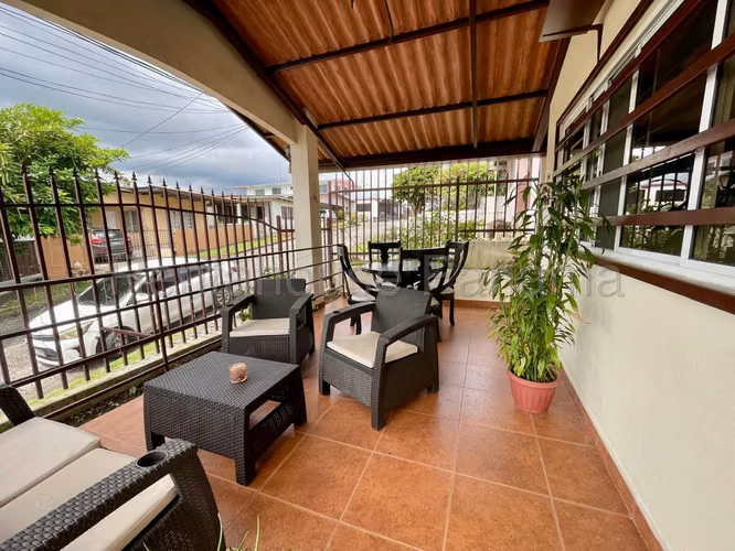 Venta de Casa en Betania La Gloria 330 Mts PD