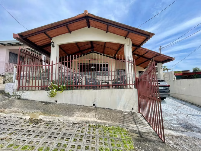 Venta de Casa en Betania La Gloria 330 Mts PD