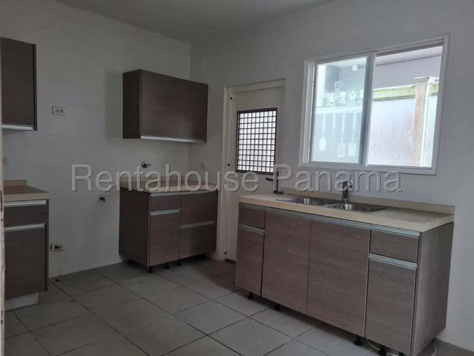 LGU-Venta de casa en Brisas del Golf (Panamá Norte), PH Victoria.