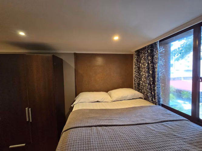 Habitación con baño privado en Casa Rica – Obarrio