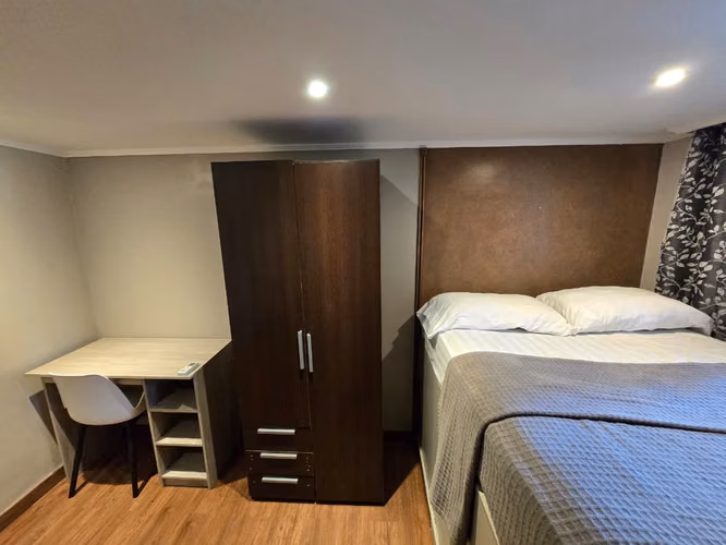 Habitación con baño privado en Casa Rica – Obarrio