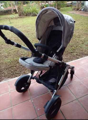 Coche marca Britax,  con silla reversible