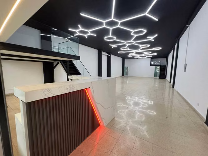 Se alquila local comercial
