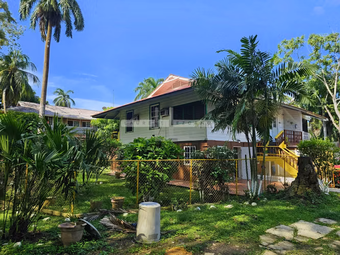 Venta de Casa con Enorme Patio en Diablo, Ancón. Precio Negociable