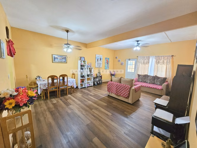 Venta de Casa con Enorme Patio en Diablo, Ancón. Precio Negociable