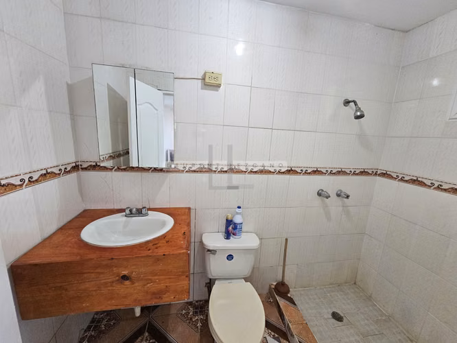 Venta de Casa con Enorme Patio en Diablo, Ancón. Precio Negociable