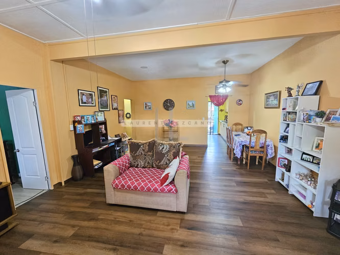 Venta de Casa con Enorme Patio en Diablo, Ancón. Precio Negociable