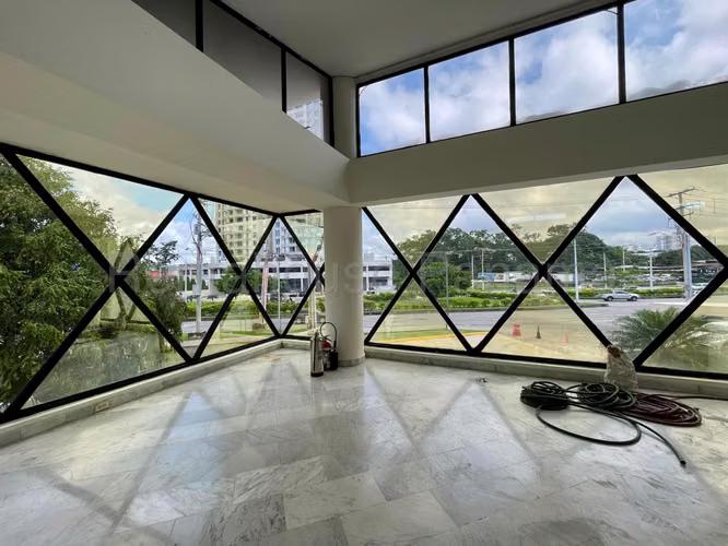 Edificio en alquiler o venta en Transístmica YM