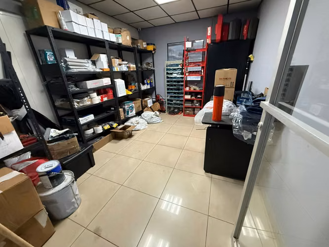 GALERA Y OFICINA EN PUEBLO NUEVO - Imagen 8
