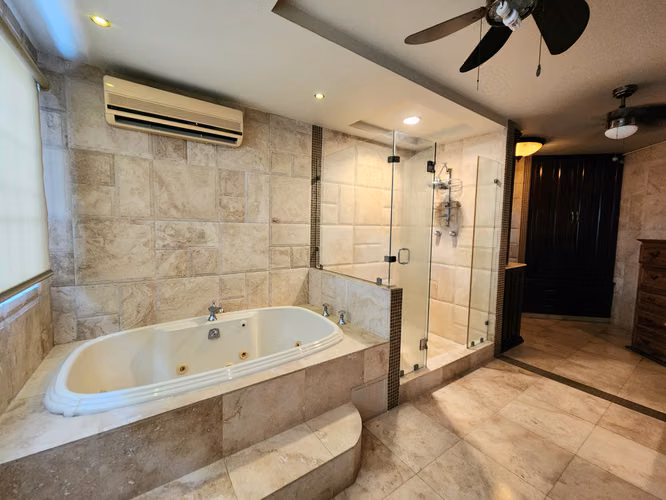 Casa en Venta en Los Ángeles, Betania | 625 m² de Construcción | Piscina | Doble Acceso | $550,000 - Imagen 9