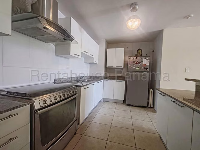 269137. Se vende apartamento amoblado, 3 recamaras, 113m, 2 parkings, CBE