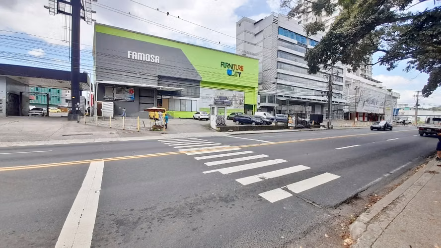 Alquilo Local en Planta Baja sobre la via españa # 1616 lad
