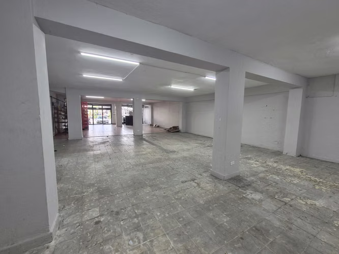 Alquilo Local en Planta Baja sobre la via españa # 1616 lad
