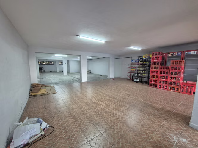 Alquilo Local en Planta Baja sobre la via españa # 1616 lad