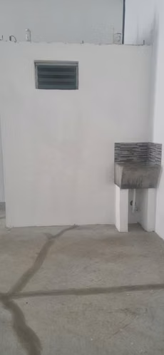 ALQUILO GALERA EN CHANIS, 90M2, 8MTS DE ALTURA, CON PORTON ELECTRICO.