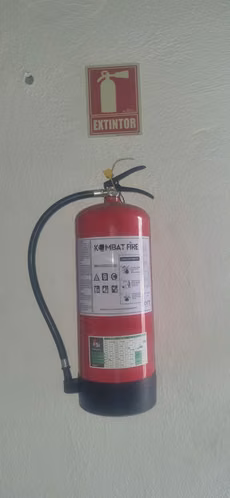 ALQUILO GALERA EN CHANIS, 90M2, 8MTS DE ALTURA, CON PORTON ELECTRICO.