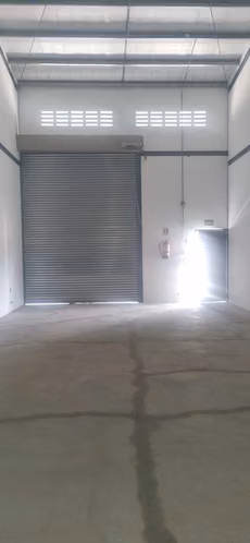 ALQUILO GALERA EN CHANIS, 90M2, 8MTS DE ALTURA, CON PORTON ELECTRICO.