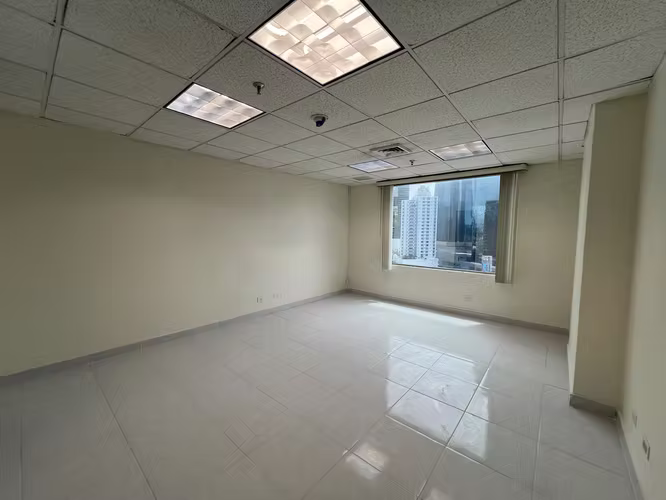 ALQUILO AMPLIA OFICINA EN MARBELLA, 290M2, TORRE WORLD TRADE CENTER.