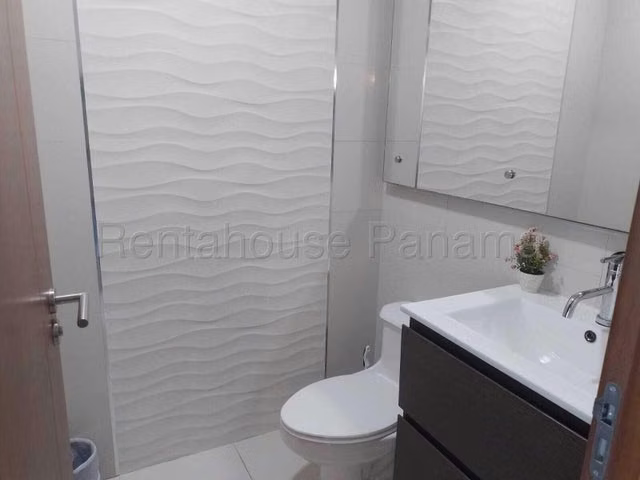 Apartamento en Venta en Costa del Este. PH PARKSIDE. 27LDC39