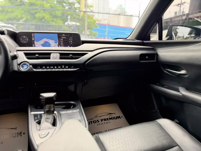 Lexus UX250h 2020