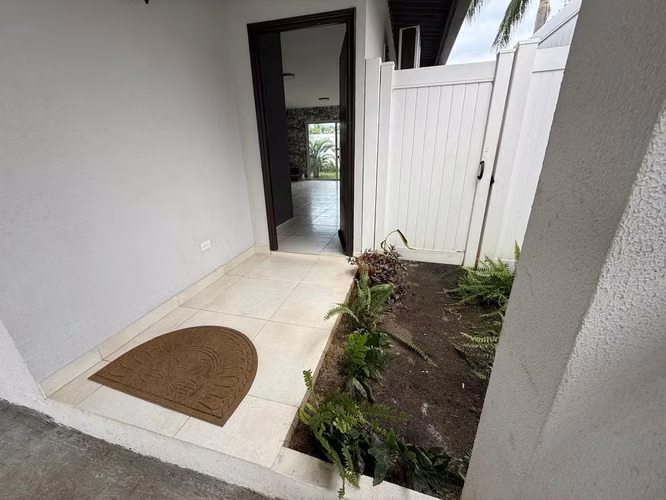 Se Alquila Moderna Casa en Costa Sur - Acceso Directo a Áreas Sociales