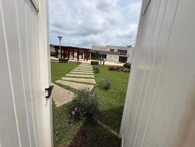 Se Alquila Moderna Casa en Costa Sur - Acceso Directo a Áreas Sociales