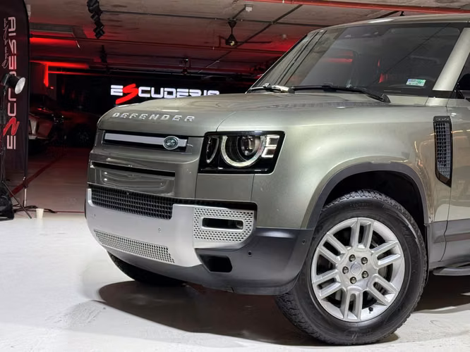 Land Rover Defender 