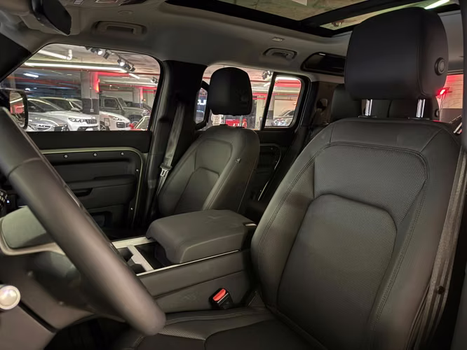 Land Rover Defender 