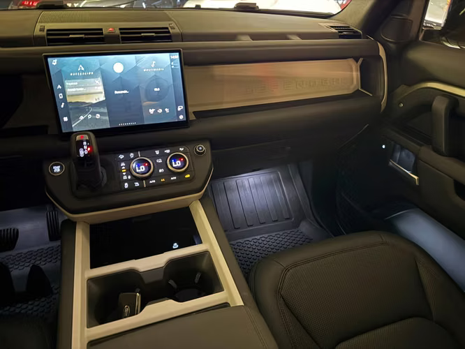 Land Rover Defender 