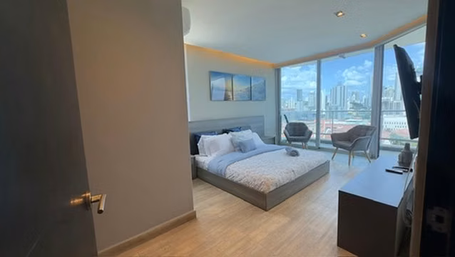 En Alquiler - Lujoso apartamento con vista al mar y ciudad - Avenida Balboa