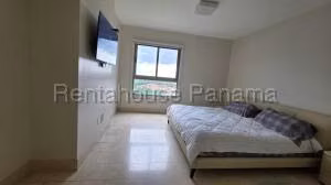 Alquiler de Apartamento con 215m2 en Santa Maria PH Greenview 26-8719SR