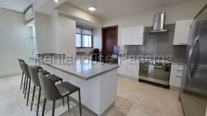 Alquiler de Apartamento con 215m2 en Santa Maria PH Greenview 26-8719SR