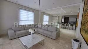 Alquiler de Apartamento con 215m2 en Santa Maria PH Greenview 26-8719SR
