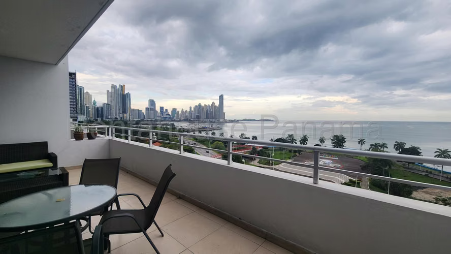 Se Alquila Apartamento en Avenida Balboa YDU