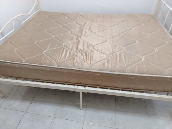 SE VENDE CAMA DE HIERRO DOBLE (SIN COLCHÓN)