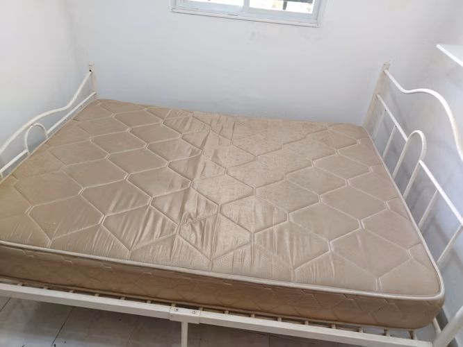 SE VENDE CAMA DE HIERRO DOBLE (SIN COLCHÓN)