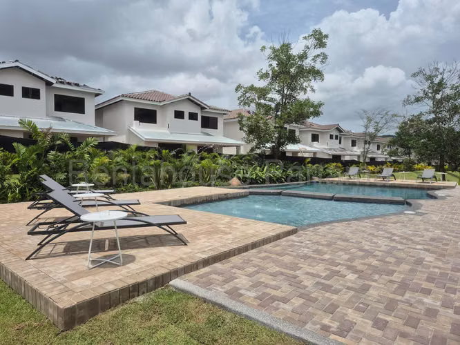 Se Vende Casa en Brisas Del Golf MDV25-9550