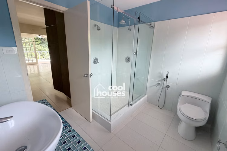 Casa remodelada con piscina en Clayton - Imagen 16