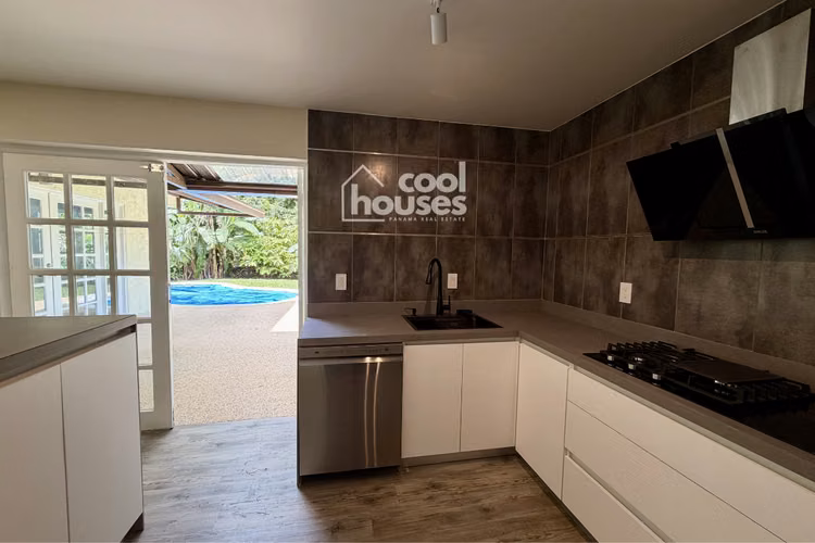 Casa remodelada con piscina en Clayton - Imagen 4