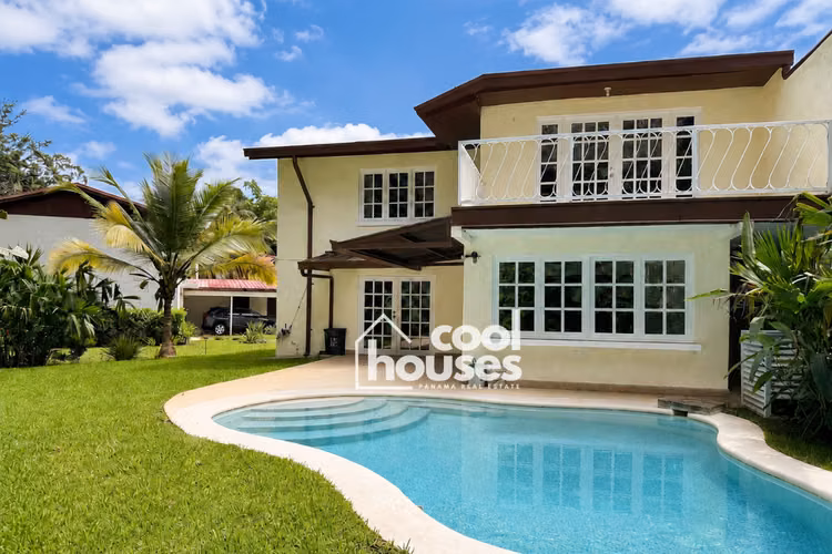 Casa remodelada con piscina en Clayton