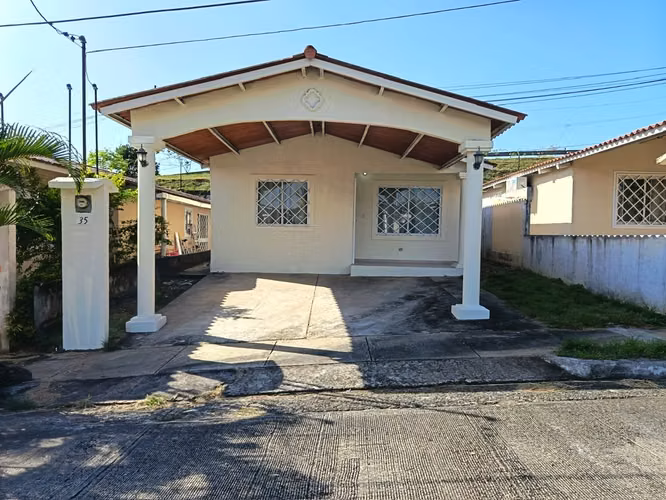 HOUSE FOR RENT IN LA CHORRERA, 120M2, 3 BEDROOMS, ONLY A/C, GATED COMMUNITY.