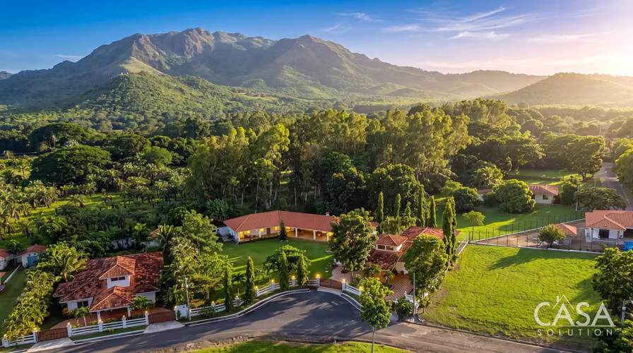 Casa de Playa Amueblada con Piscina, Jacuzzi y Casa de Huéspedes en Venta en Punta Chame, Panamá - Imagen 2