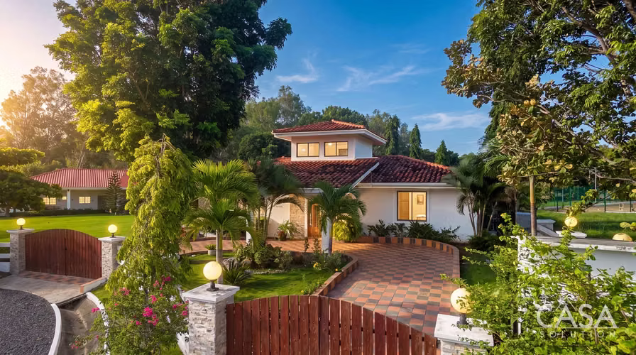 Casa de Playa Amueblada con Piscina, Jacuzzi y Casa de Huéspedes en Venta en Punta Chame, Panamá