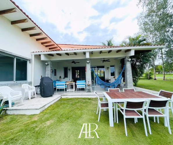 VENDO CASA DE PLAYA EN PUNTA BARCO-LA MARE