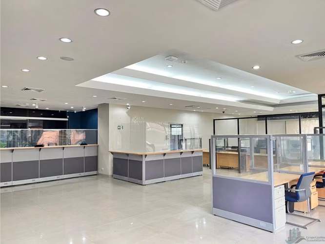 ALQUILER OFICINAS GRANDE 1426M2 CORPORATIVAS EN CALLE 50 MLD