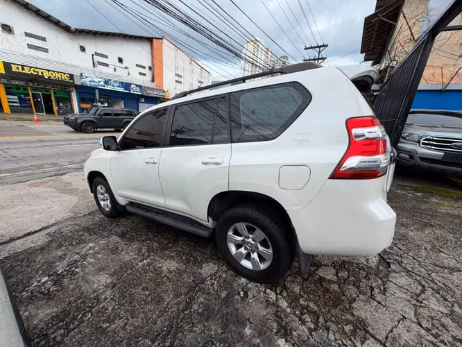 TOYOTA PRADO AÑO 2017 AUTOMÁTICA 4x4 MOTOR A GASOLINA UNICO DUEÑO PERFECTO ESTADO