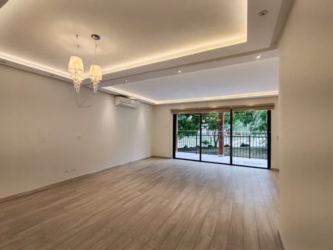 En alquiler elegante apartamento en Embassy Club, Clayton. Linea blanca.