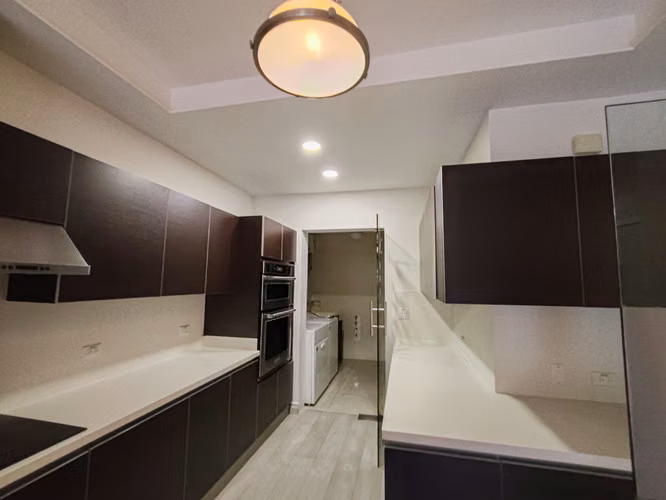 En alquiler elegante apartamento en Embassy Club, Clayton. Linea blanca.